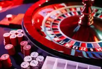 Responsible gaming message beside 7e777 sports content for adults